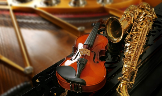 Violin and saxophone on a table