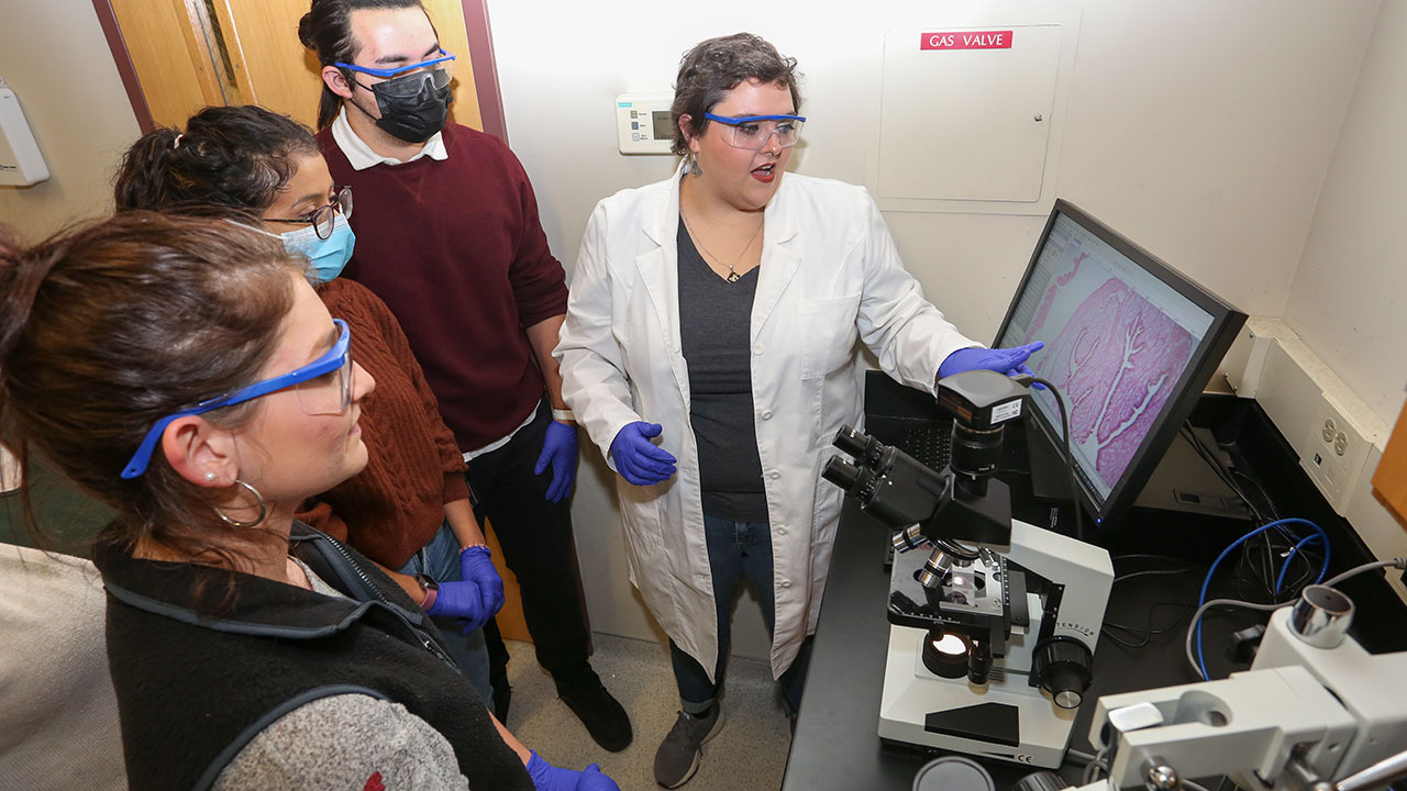 Biology professor establishes histology lab for research