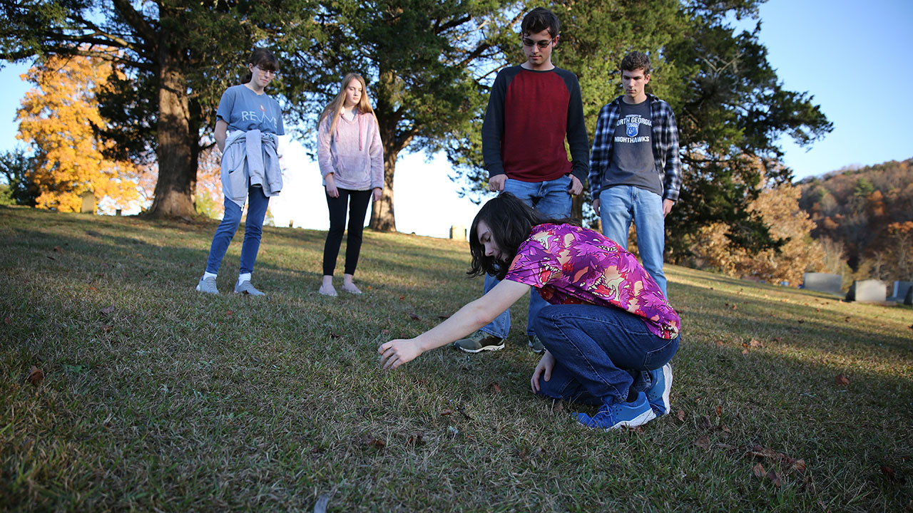 Students put markers on unmarked graves