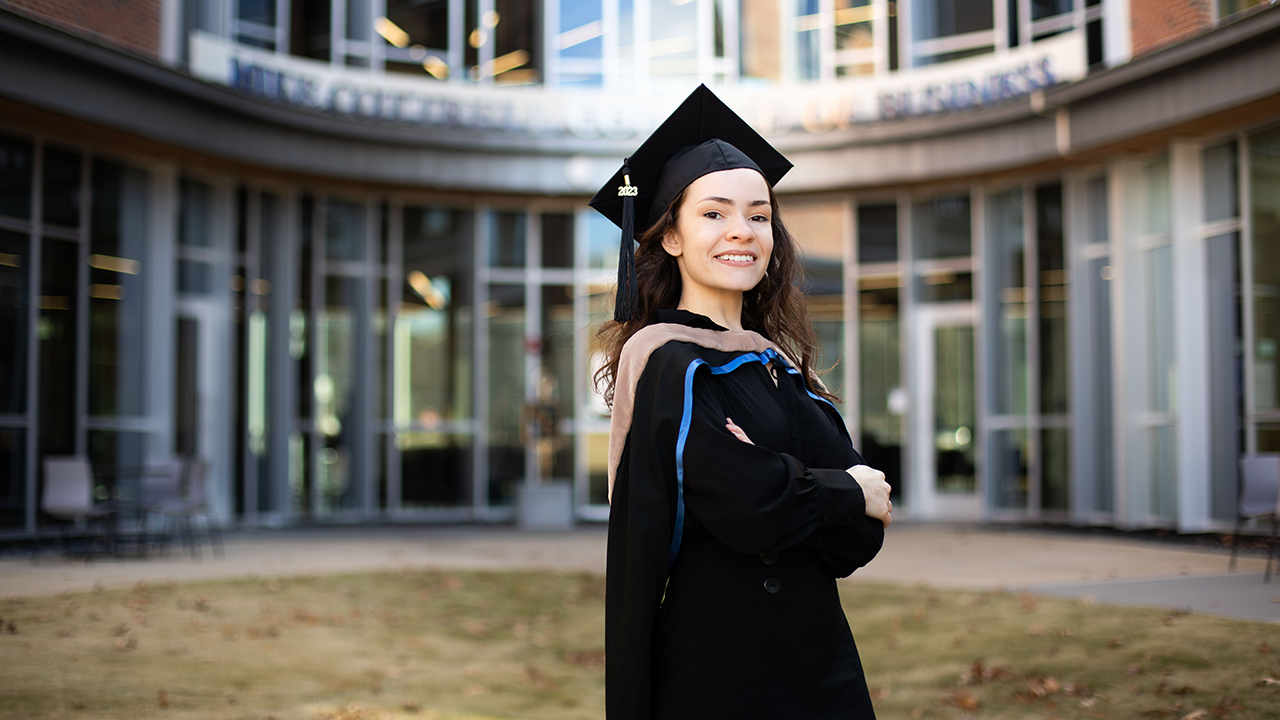 UNG honors 989 graduates